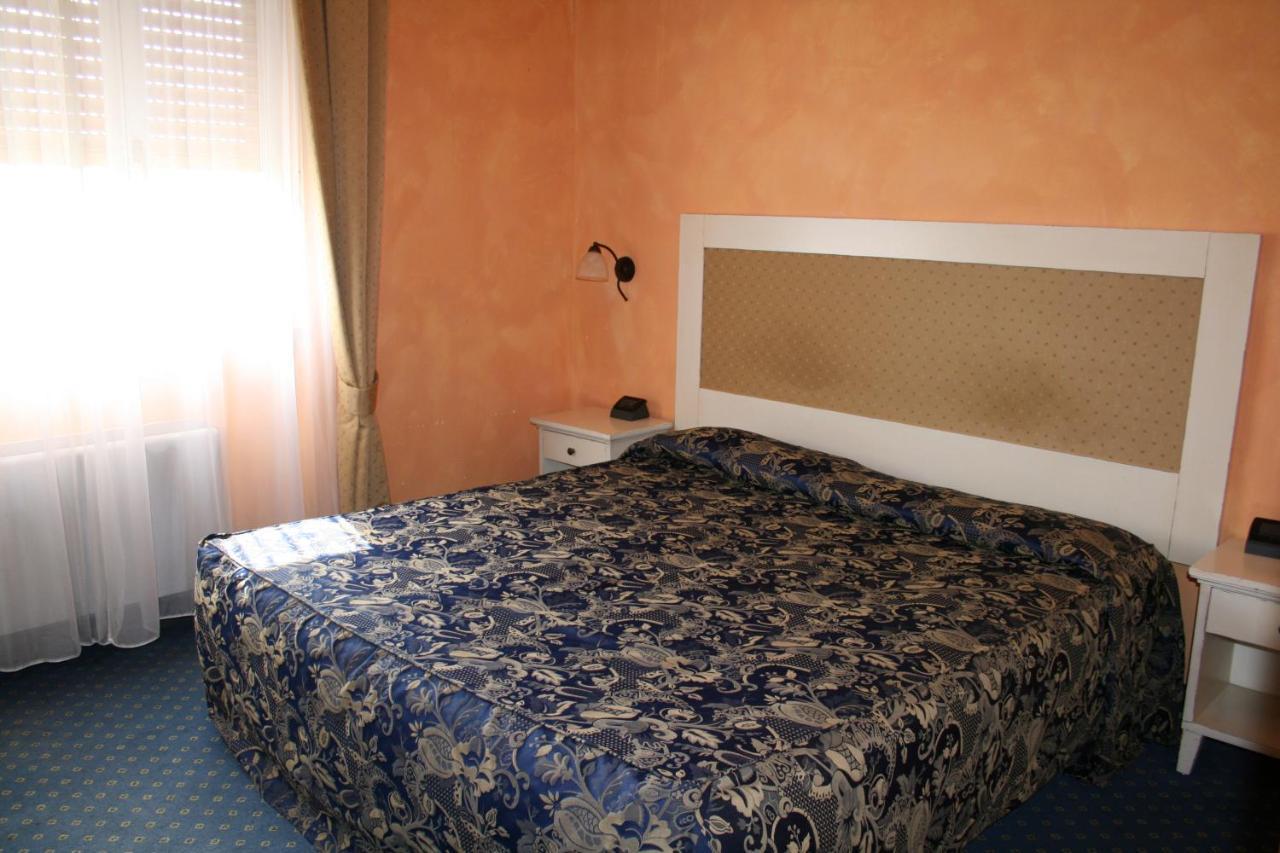 Hotel De La Ville Bereguardo ภายนอก รูปภาพ